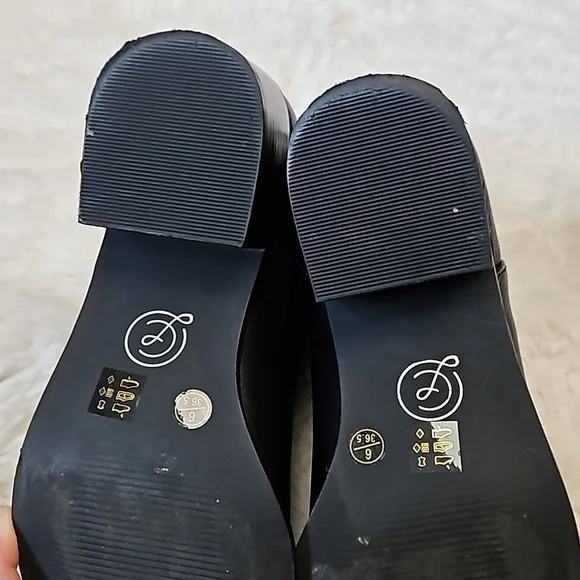 *SOLD* Chinese Filip Black Bootie, size 6, Like new with original box - Picture 9 of 12